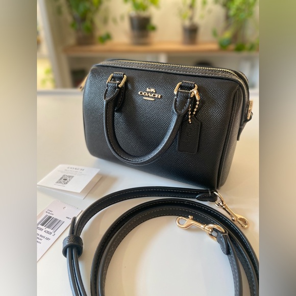 Coach mini Rowan 
New
Black with gold hardware - Picture 10 of 16